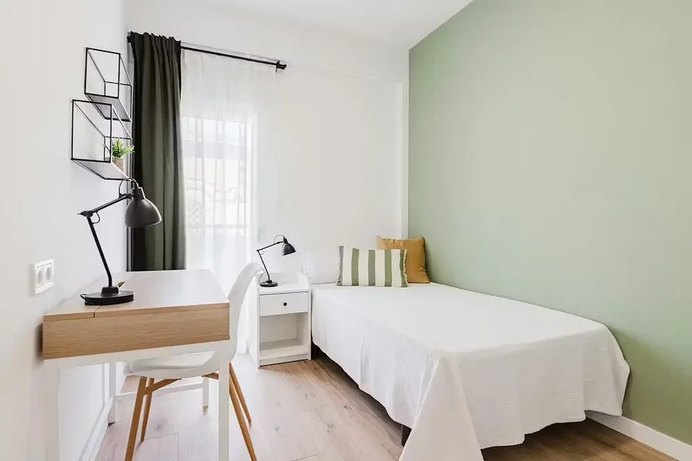 Schlafzimmer; tageslicht, moderner stil, holzboden