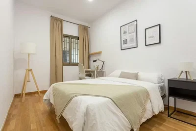 Yatak odası; ahşap zemin, doğal ışık, modern stil