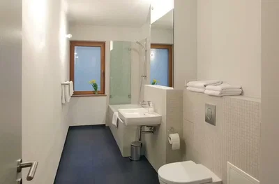 Banyo; doğal ışık, fayans zemin