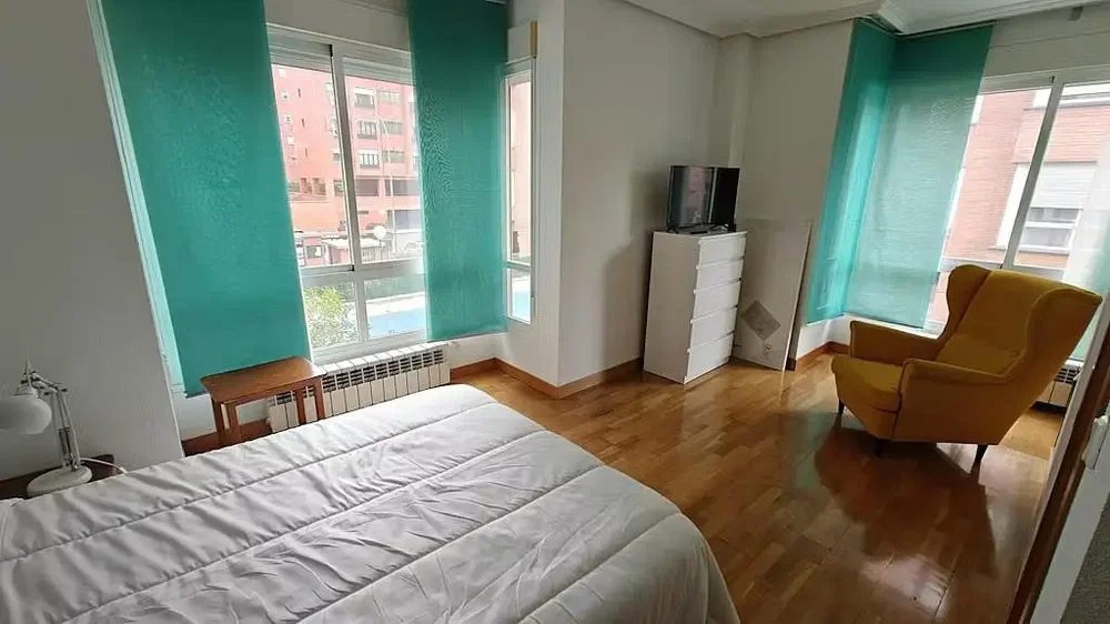 Ložnice; přirozené světlo, dřevěná podlaha