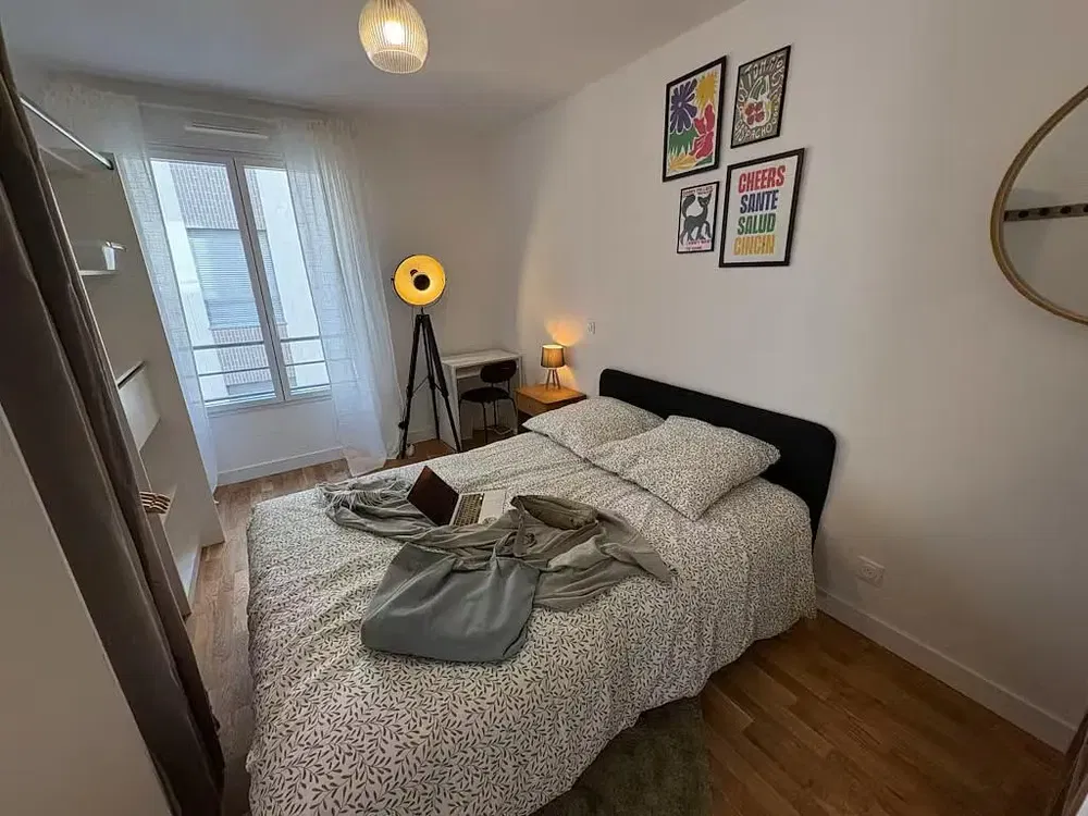Schlafzimmer; tageslicht, holzboden, moderner stil