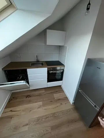 Küche; küchengeräte, holzboden, tageslicht