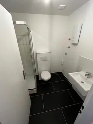 Toilette; fliesenboden, renoviert, tageslicht