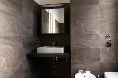 Toilette; fliesenboden, renoviert, tageslicht