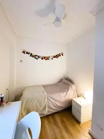 Dormitorio; suelo de madera, luz natural