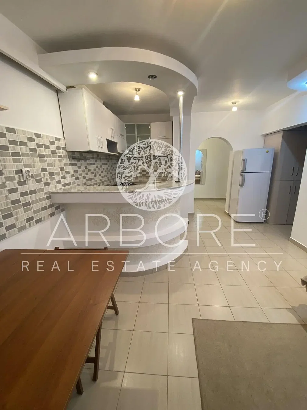 Kuhinja; pločice, kućanski aparati