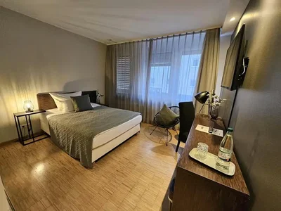 Schlafzimmer; holzboden, tageslicht
