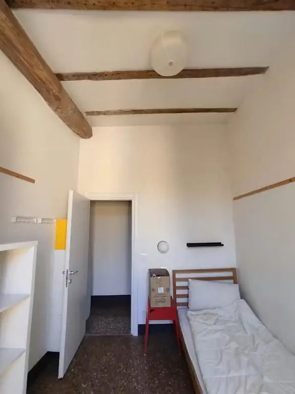 Yatak odası; ahşap kirişler, doğal ışık