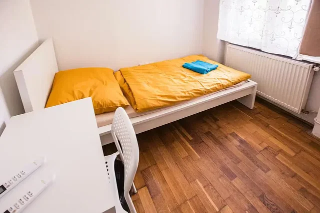 Schlafzimmer; holzboden, tageslicht
