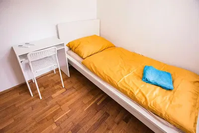 Schlafzimmer; holzboden, tageslicht