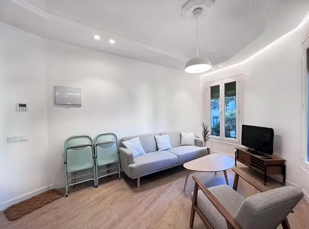 Wohnzimmer; tageslicht, moderner stil, holzboden