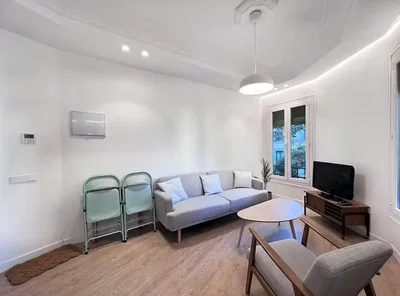 Wohnzimmer; tageslicht, moderner stil, holzboden