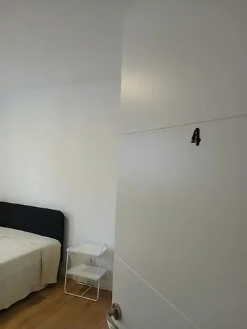 Schlafzimmer; holzboden, tageslicht, moderner stil