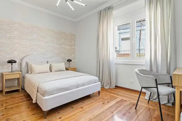 Camera da letto; pavimento in legno, luce naturale