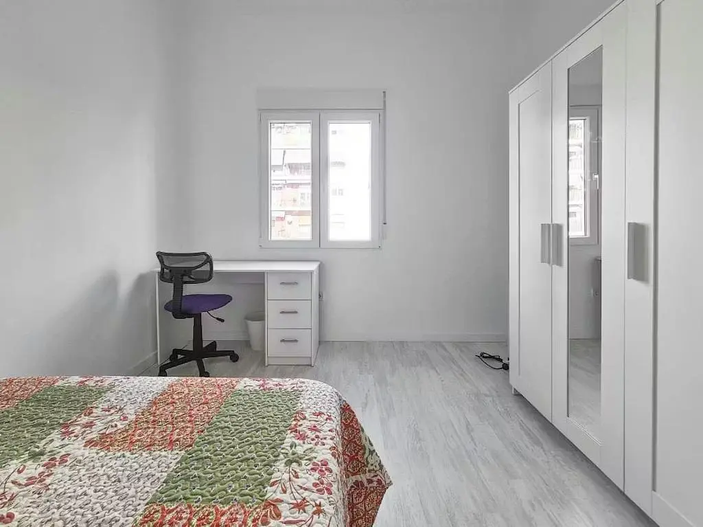 Schlafzimmer; tageslicht, holzboden