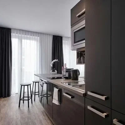 Küche; küchengeräte, tageslicht, moderner stil, holzboden