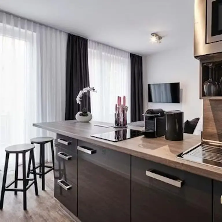 Küche; küchengeräte, tageslicht, moderner stil