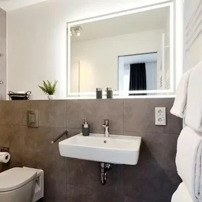 Badezimmer; fliesenboden, tageslicht, renoviert