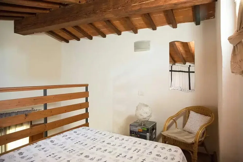 Schlafzimmer; holzbalken, tageslicht, rustikaler stil