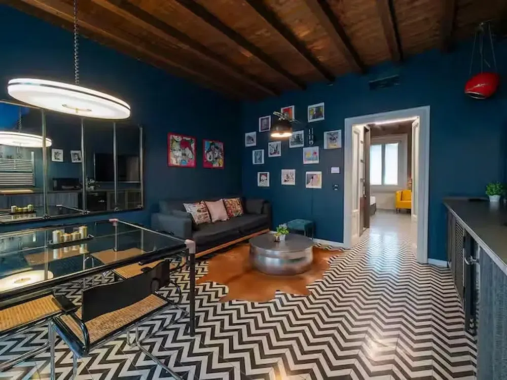 Wohnzimmer; moderner stil, holzbalken, tageslicht