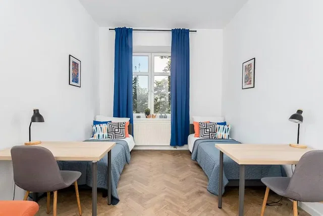 Çocuk odası; ahşap zemin, doğal ışık, modern stil