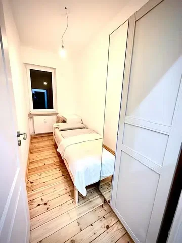 Schlafzimmer; holzboden, tageslicht