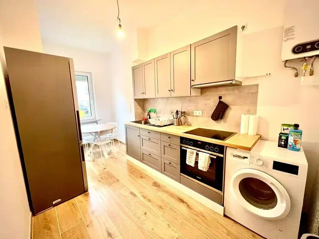 Küche; küchengeräte, holzboden, tageslicht, moderner stil