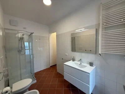 Badezimmer; fliesenboden, tageslicht, renoviert