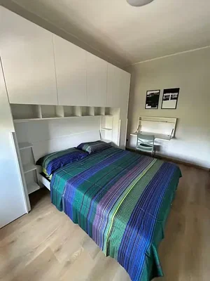 Schlafzimmer; holzboden, tageslicht