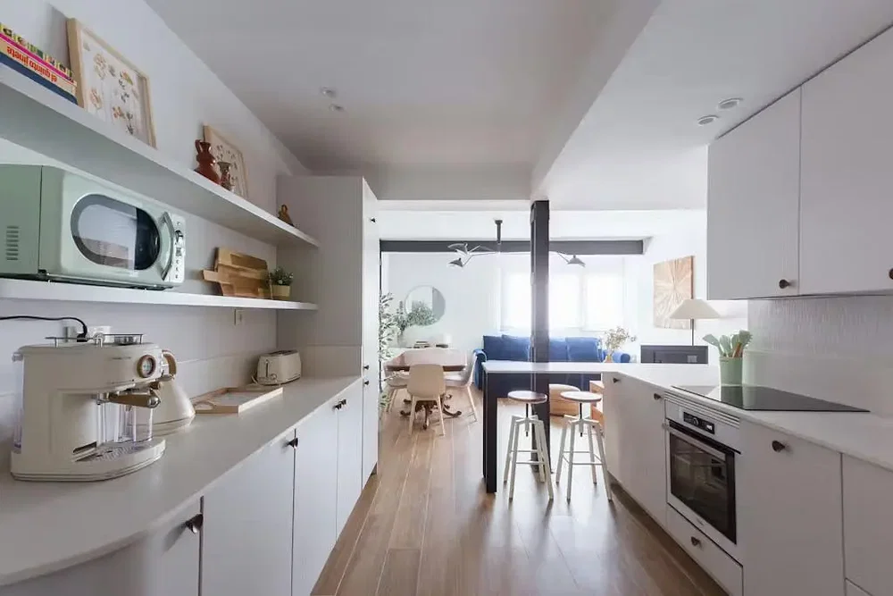 Cuisine; électroménager, lumière naturelle, style moderne