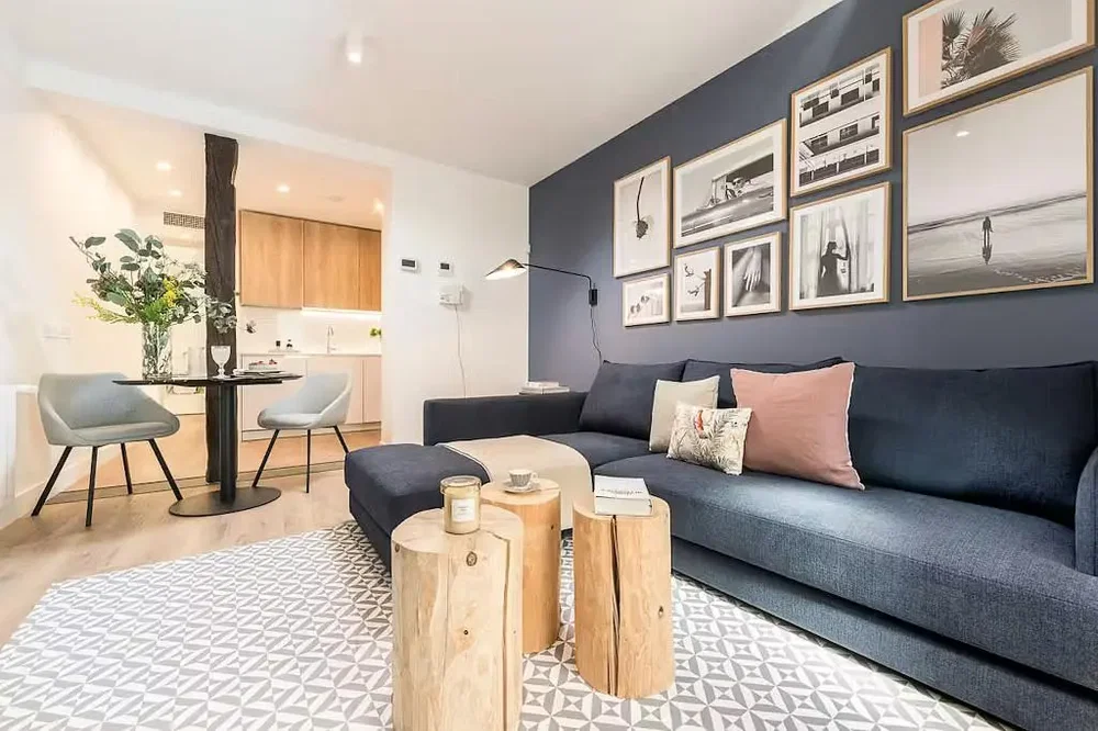 Oturma odası; doğal ışık, modern stil