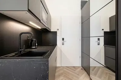 Küche; küchengeräte, holzboden, renoviert, moderner stil, tageslicht