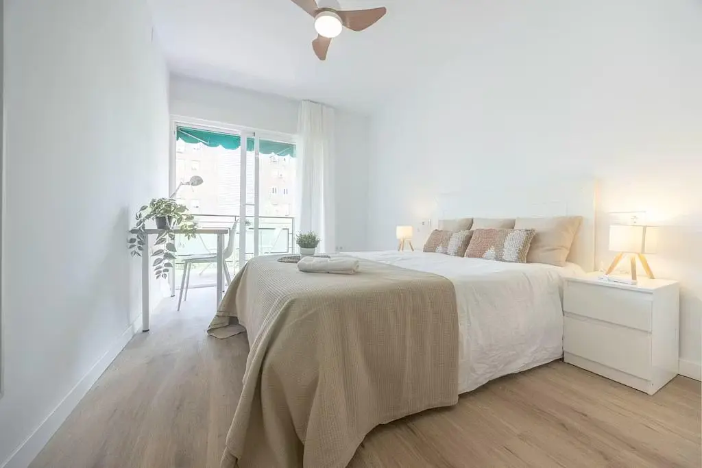 Camera da letto; luce naturale, pavimento in legno