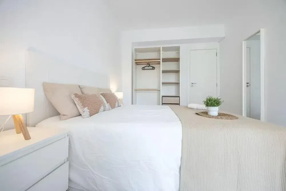 Camera da letto; luce naturale, stile moderno