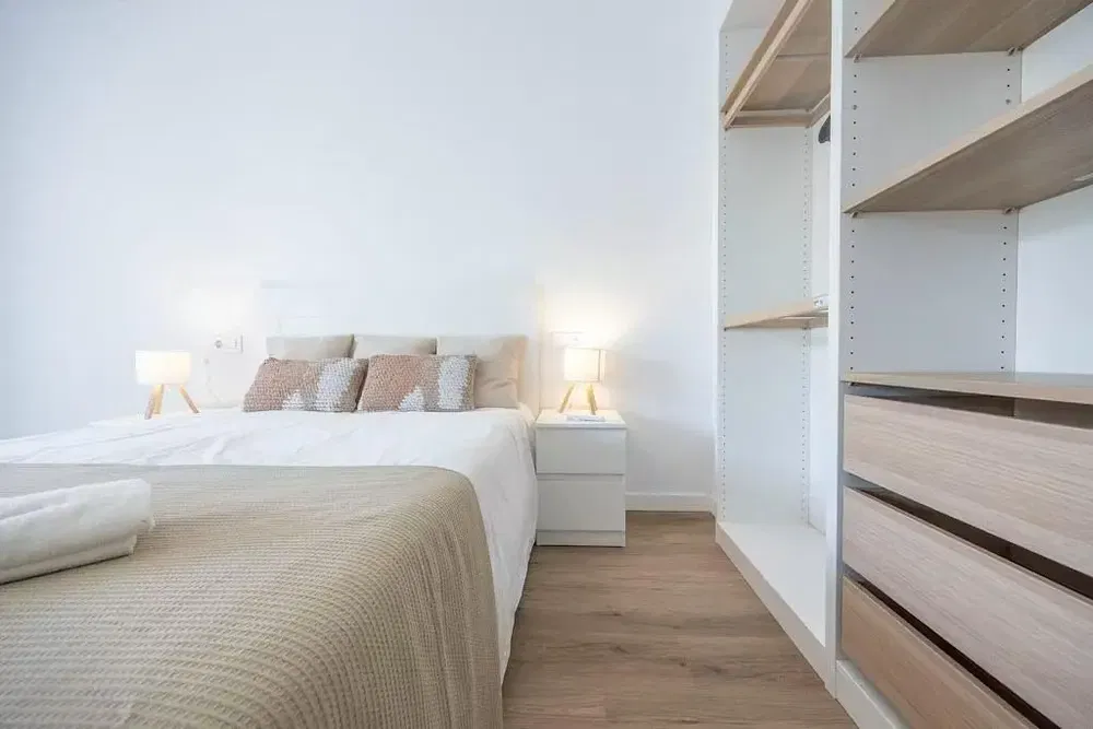 Camera da letto; pavimento in legno, luce naturale, stile moderno