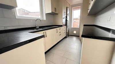 Cozinha; eletrodomésticos, chão de azulejo