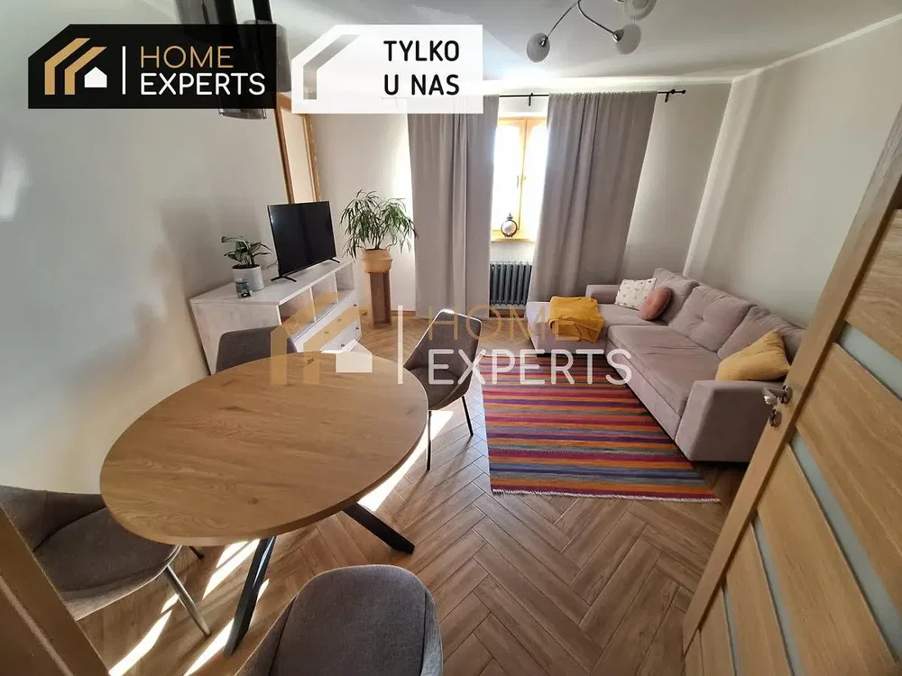 Salon; lumière naturelle, style moderne, parquet