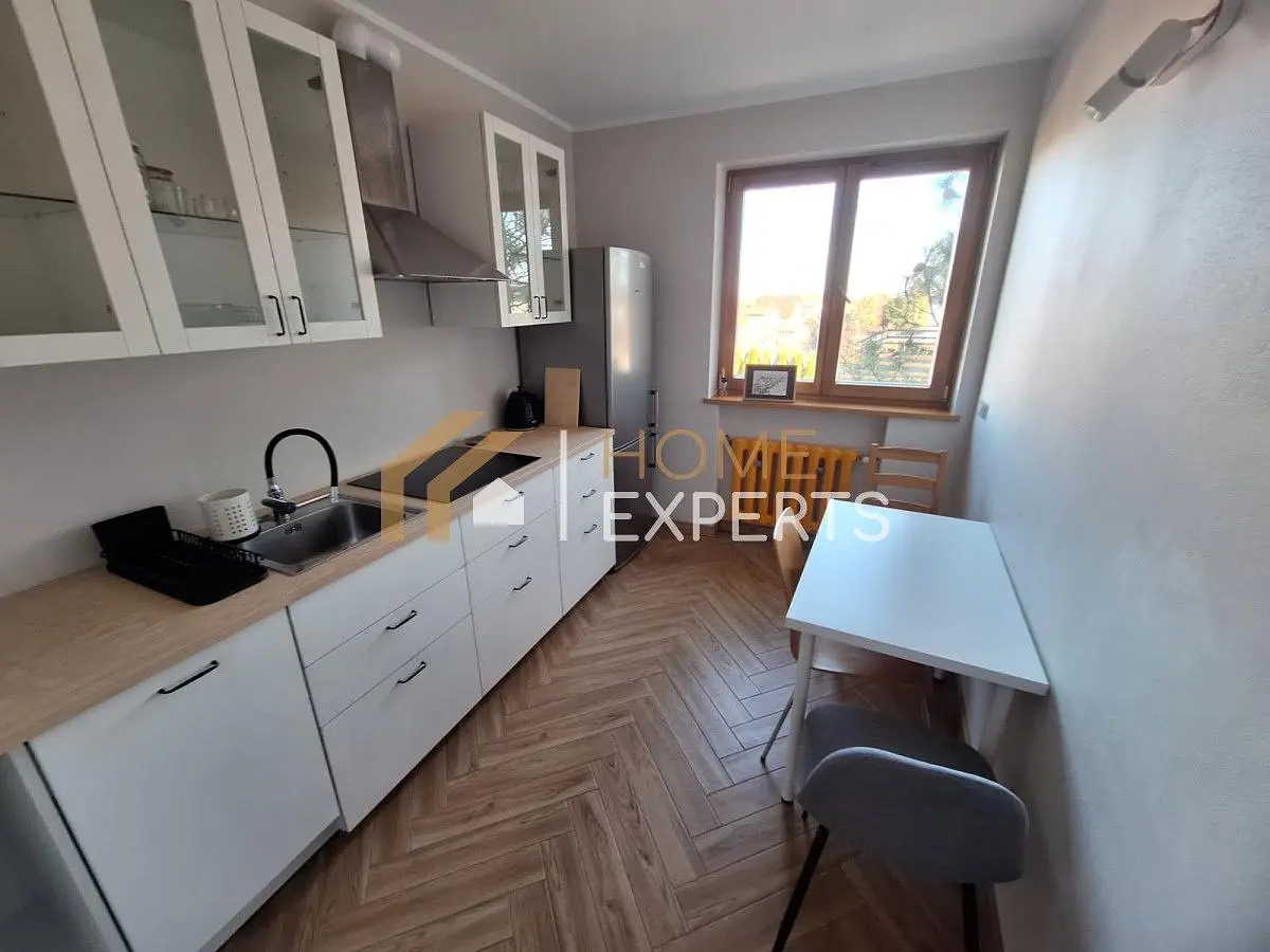 Cuisine; vue, parquet, lumière naturelle, style moderne