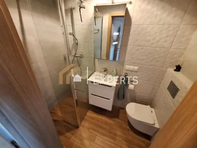 Toilettes; carrelage, rénové, lumière naturelle, style moderne