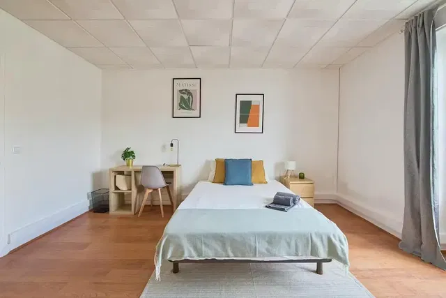 Camera da letto; pavimento in legno, luce naturale, stile moderno