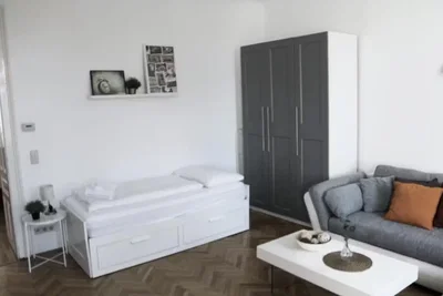 Wohnzimmer; holzboden, tageslicht, moderner stil