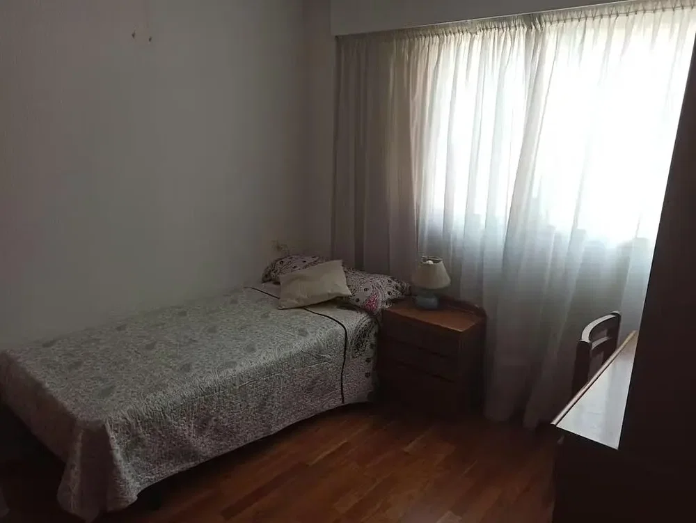 Schlafzimmer; holzboden, tageslicht