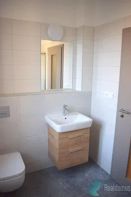 Toilette; fliesenboden, renoviert, tageslicht