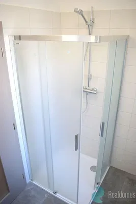 Badezimmer; fliesenboden, tageslicht, renoviert