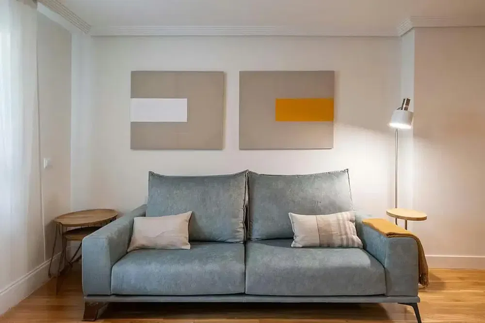 Wohnzimmer; holzboden, moderner stil, tageslicht