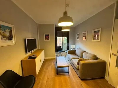 Wohnzimmer; holzboden, tageslicht, moderner stil