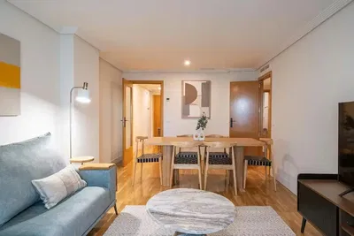 Wohnzimmer; tageslicht, moderner stil, holzboden