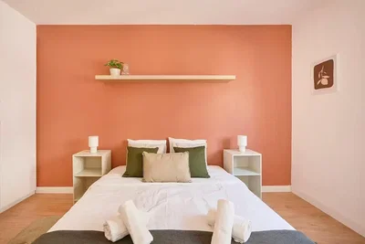 Camera da letto; luce naturale, stile moderno
