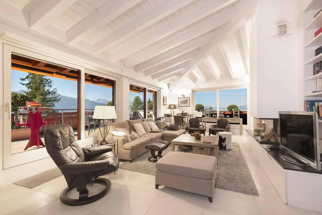 Дневна соба; поглед, камин, природно светло