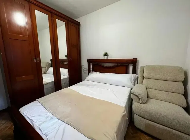 Schlafzimmer; holzboden, tageslicht